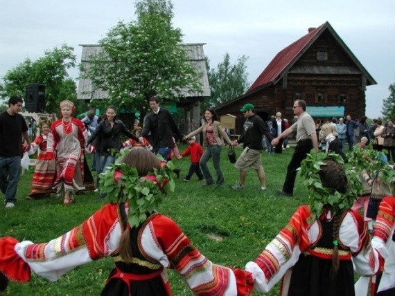 Пусть веселится, празднует деревня