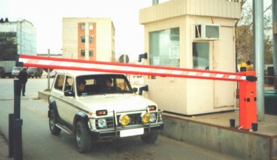 Закрыт шлагбаум на замок